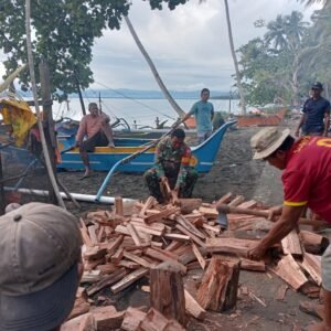 TNI Hadir Ditengah Warga, Babinsa Koramil 1505-04 Oba Bantu Membelah Kayu Bakar di Rumah Duka TNI Hadir Ditengah Warga, Babinsa Koramil 1505-04 Oba Bantu Membelah Kayu Bakar di Rumah Duka