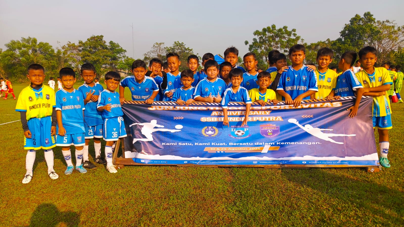 ANNIVERSARY SSB BUNDER PUTRA: Festival Sepak Bola Usia Dini Meriahkan Lapangan Bunder Putra ANNIVERSARY SSB BUNDER PUTRA: Festival Sepak Bola Usia Dini Meriahkan Lapangan Bunder Putra