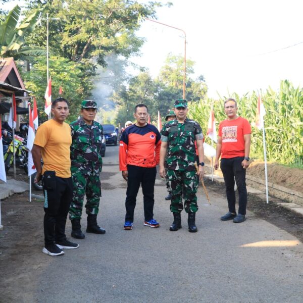 Kodim 0820 Probolinggo Bersama Warga Gotong Royong Bersihkan Saluran