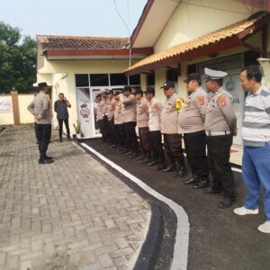 Apel Pagi di Polsek Kronjo, Kapolsek Tekankan Patroli Mobile dan Antisipasi Gangguan Kamtibmas Apel Pagi di Polsek Kronjo, Kapolsek Tekankan Patroli Mobile dan Antisipasi Gangguan Kamtibmas