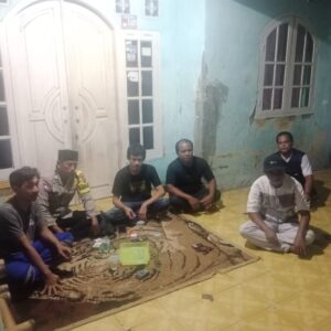 Polsek Kronjo Sambangi Tokoh Masyarakat dan Staf Desa Bakung untuk Jaga Kamtibmas Polsek Kronjo Sambangi Tokoh Masyarakat dan Staf Desa Bakung untuk Jaga Kamtibmas