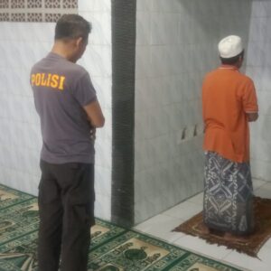 Polsek Kronjo Laksanakan Salat Subuh Berjamaah Bersama Warga di Mushollah Al Rahman Polsek Kronjo Laksanakan Salat Subuh Berjamaah Bersama Warga di Mushollah Al Rahman