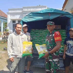 TNI Dampingi Bulog Gelar Operasi Pangan Murah di Bantaran Probolinggo TNI Dampingi Bulog Gelar Operasi Pangan Murah di Bantaran Probolinggo