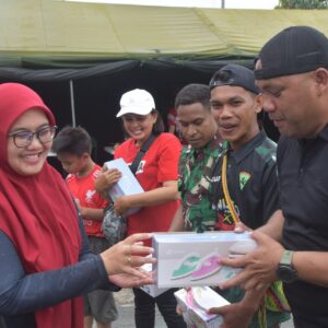 Dengan Wajah Bahagia, Para Pemenang Lomba Perayaan HUT RI Ke-80 Terima Hadiah Dari Dandim 1710/Mimika Dengan Wajah Bahagia, Para Pemenang Lomba Perayaan HUT RI Ke-80 Terima Hadiah Dari Dandim 1710/Mimika