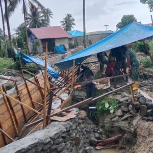 Buru Selatan Selalu Terjadi Hujan Deras Tapi Semangat Satgas TMMD 125 Kodim 1506/Namlea Tak Pernah Padam Buru Selatan Selalu Terjadi Hujan Deras Tapi Semangat Satgas TMMD 125 Kodim 1506/Namlea Tak Pernah Padam