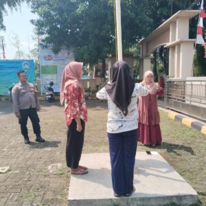Polsek Cikupa Latih Guru PAUD Al-Alawiyah Tata Cara Pengibaran Bendera Polsek Cikupa Latih Guru PAUD Al-Alawiyah Tata Cara Pengibaran Bendera
