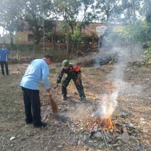 TNI Forkopimcam dan Warga Kedawung Gotong Royong Sambut HUT RI TNI Forkopimcam dan Warga Kedawung Gotong Royong Sambut HUT RI