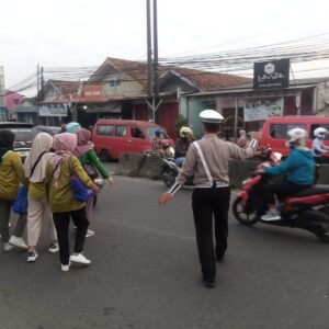 Polsek Cikupa Gelar Pecak di Pertigaan Columbus, Lalin Sore Terkendali Polsek Cikupa Gelar Pecak di Pertigaan Columbus, Lalin Sore Terkendali