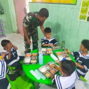 TNI Probolinggo Dampingi Pelajar Tisnonegaran Nikmati Program Makan Bergizi Gratis TNI Probolinggo Dampingi Pelajar Tisnonegaran Nikmati Program Makan Bergizi Gratis