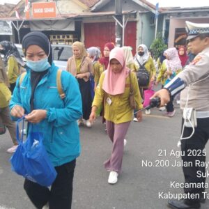 Polsek Cikupa Gelar PECAK Sore, Ciptakan Kamseltibcar Lantas di Pertigaan Columbus Polsek Cikupa Gelar PECAK Sore, Ciptakan Kamseltibcar Lantas di Pertigaan Columbus