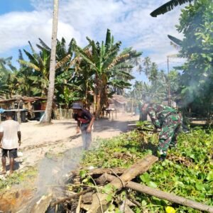Wujudkan lingkungan Bersih, Babinsa Koramil 1505-03/Maba Gotong Royong Pembersihan Di Desa Wujudkan lingkungan Bersih, Babinsa Koramil 1505-03/Maba Gotong Royong Pembersihan Di Desa