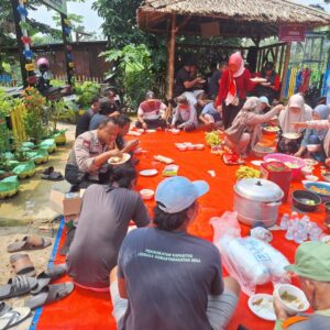 Polsek Cikupa Turut Kerja Bakti Jelang Pembinaan Wilayah PKK Polsek Cikupa Turut Kerja Bakti Jelang Pembinaan Wilayah PKK