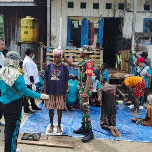 Babinsa Koramil 1710-01/Kokonao Dampingi Petugas Puskesmas Melaksanakan Pelayanan Kepada Masyarakat Babinsa Koramil 1710-01/Kokonao Dampingi Petugas Puskesmas Melaksanakan Pelayanan Kepada Masyarakat