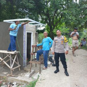 Bhabinkamtibmas Pasir Gadung Sambang dan Kerja Bakti Pembuatan WC Makam Bhabinkamtibmas Pasir Gadung Sambang dan Kerja Bakti Pembuatan WC Makam