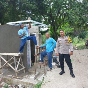 Bhabinkamtibmas Pasir Gadung Sambang Warga dan Kerja Bakti Makam Bhabinkamtibmas Pasir Gadung Sambang Warga dan Kerja Bakti Makam