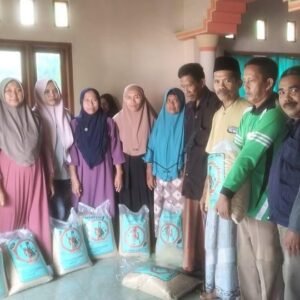 Koramil Pakuniran Mengawal Penyerahan Bantuan Bibit Padi Kepada Kelompok Tani Wilayah Setempat Koramil Pakuniran Mengawal Penyerahan Bantuan Bibit Padi Kepada Kelompok Tani Wilayah Setempat