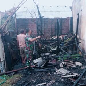 Tanggap Darurat, Babinsa Bersama Warga Padamkan Kebakaran di Rumah Warga Pilang Tanggap Darurat, Babinsa Bersama Warga Padamkan Kebakaran di Rumah Warga Pilang