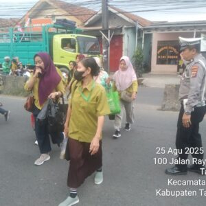 Polsek Cikupa Gelar PECAK, Atur Arus Lalu Lintas di Jam Sibuk Sore Hari Polsek Cikupa Gelar PECAK, Atur Arus Lalu Lintas di Jam Sibuk Sore Hari