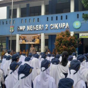 Kapolsek Cikupa Jadi Irup Upacara Bendera di SMPN 2 Cikupa, Sampaikan Pesan Kamtibmas Kapolsek Cikupa Jadi Irup Upacara Bendera di SMPN 2 Cikupa, Sampaikan Pesan Kamtibmas