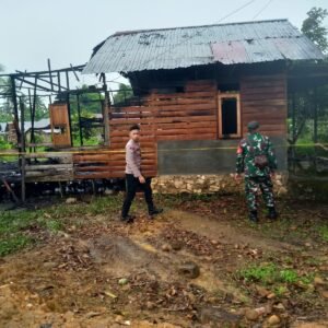 Api Lahap Dua Rumah di Pantai Hambawang Timur, Petugas Gabungan Sigap Padamkan Api Lahap Dua Rumah di Pantai Hambawang Timur, Petugas Gabungan Sigap Padamkan