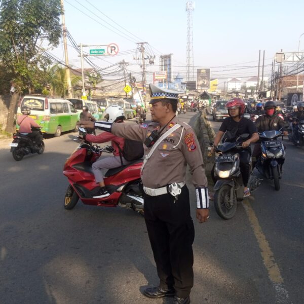 Kanit Lantas Polsek Cikupa Terjun Langsung Atur Lalin di Pagi Hari