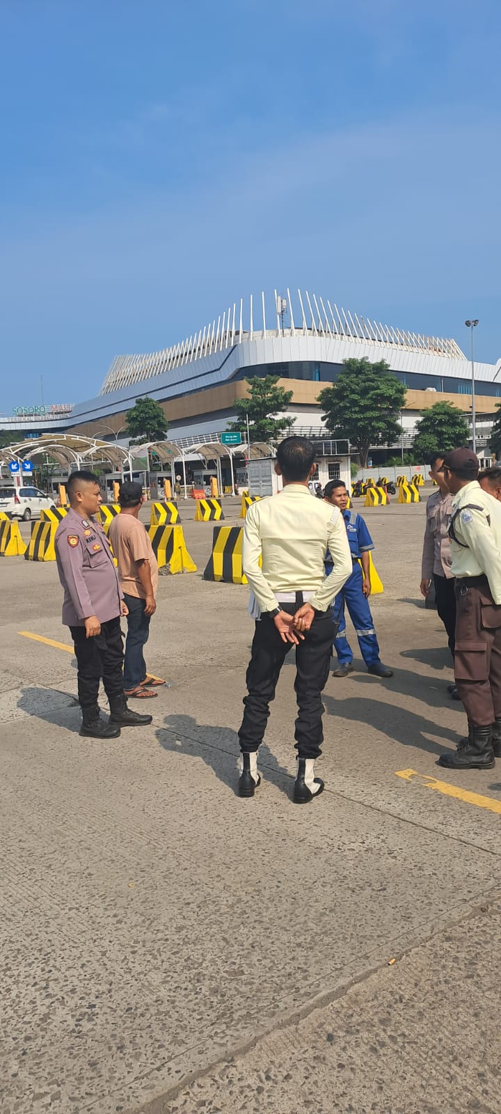 Personel Samapta KSKP Merak Polres Cilegon Gencarkan Patroli Dialogis di Kawasan Pelabuhan
