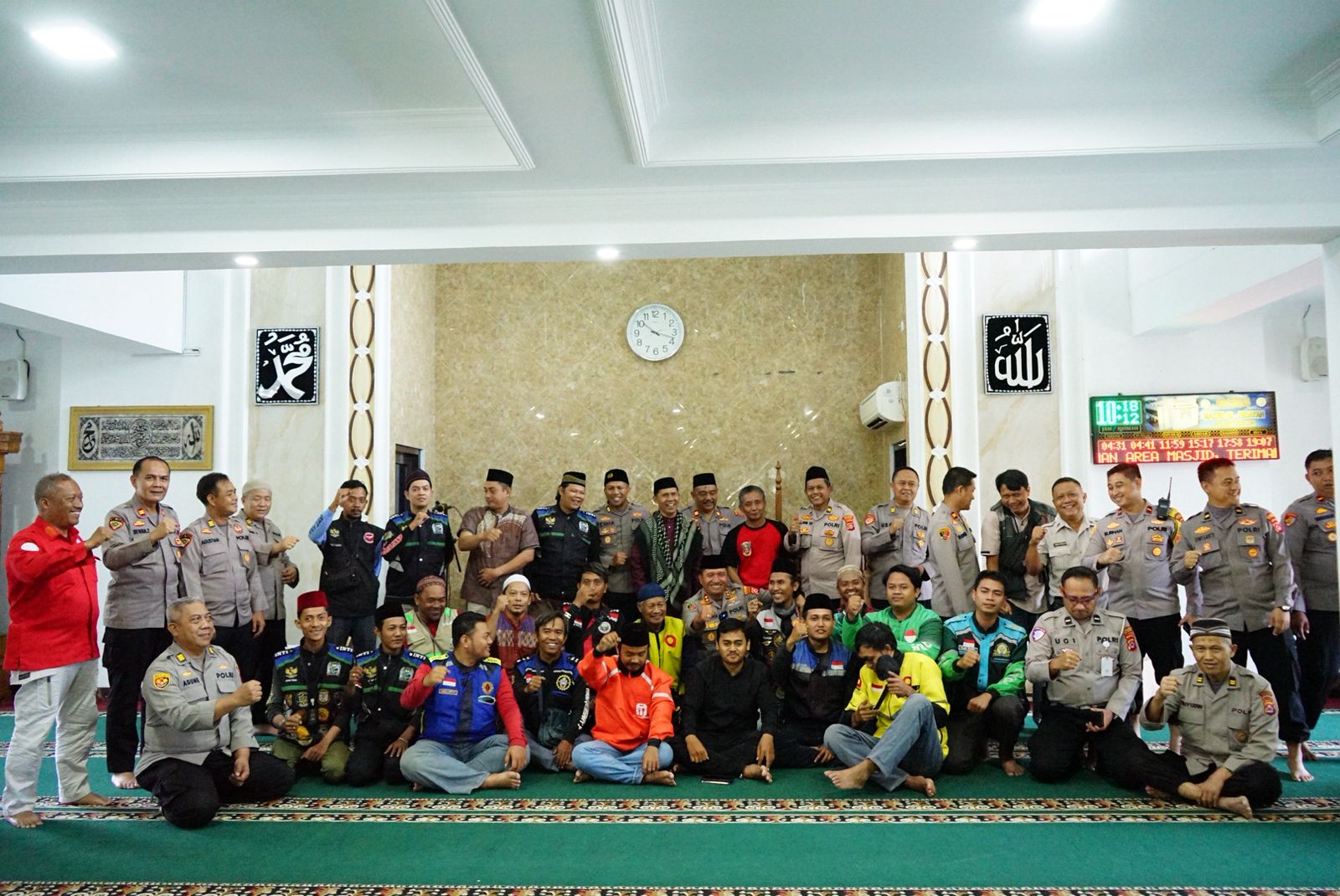 Polres Cilegon Gelar Doa Bersama dan Salat Ghoib Bersama Komunitas Ojek Online