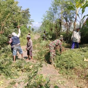 Karya Bakti Babinsa dan Warga Wonorejo Wujudkan Lingkungan Bersih Karya Bakti Babinsa dan Warga Wonorejo Wujudkan Lingkungan Bersih