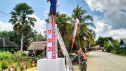 Babinsa Jongkang Bersama Warga Bangun Gapura Sambut Kemeriahan HUT RI ke-80