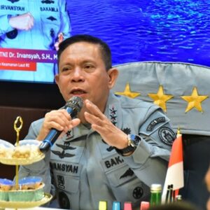 Kepala Bakamla RI Beri Pengarahan kepada Personel Zona Tengah di Manado Kepala Bakamla RI Beri Pengarahan kepada Personel Zona Tengah di Manado