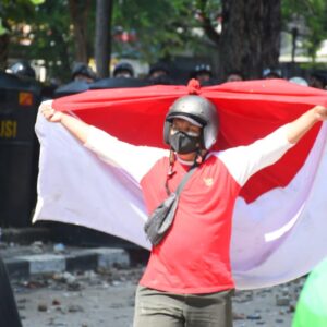 Prajurit TNI Bersama Masyarakat Gotong Royong Bersihkan Sisa Aksi Massa dan Evakuasi Kendaraan Terbakar Prajurit TNI Bersama Masyarakat Gotong Royong Bersihkan Sisa Aksi Massa dan Evakuasi Kendaraan Terbakar