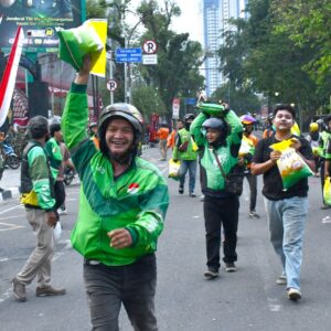 TNI Hadir dengan Hati: Kodam I/BB Bagikan 500 Sak Beras untuk Ojol Medan