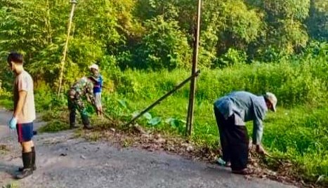 Dari Desa Jugo Babinsa Bersama Warga Kerja Bakti Wujudkan Lingkungan Bersih