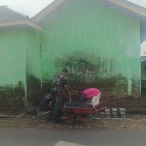 Sinergi Babinsa Dan Warga Kuripan Bangun Pagar Untuk Madrasah Sinergi Babinsa Dan Warga Kuripan Bangun Pagar Untuk Madrasah