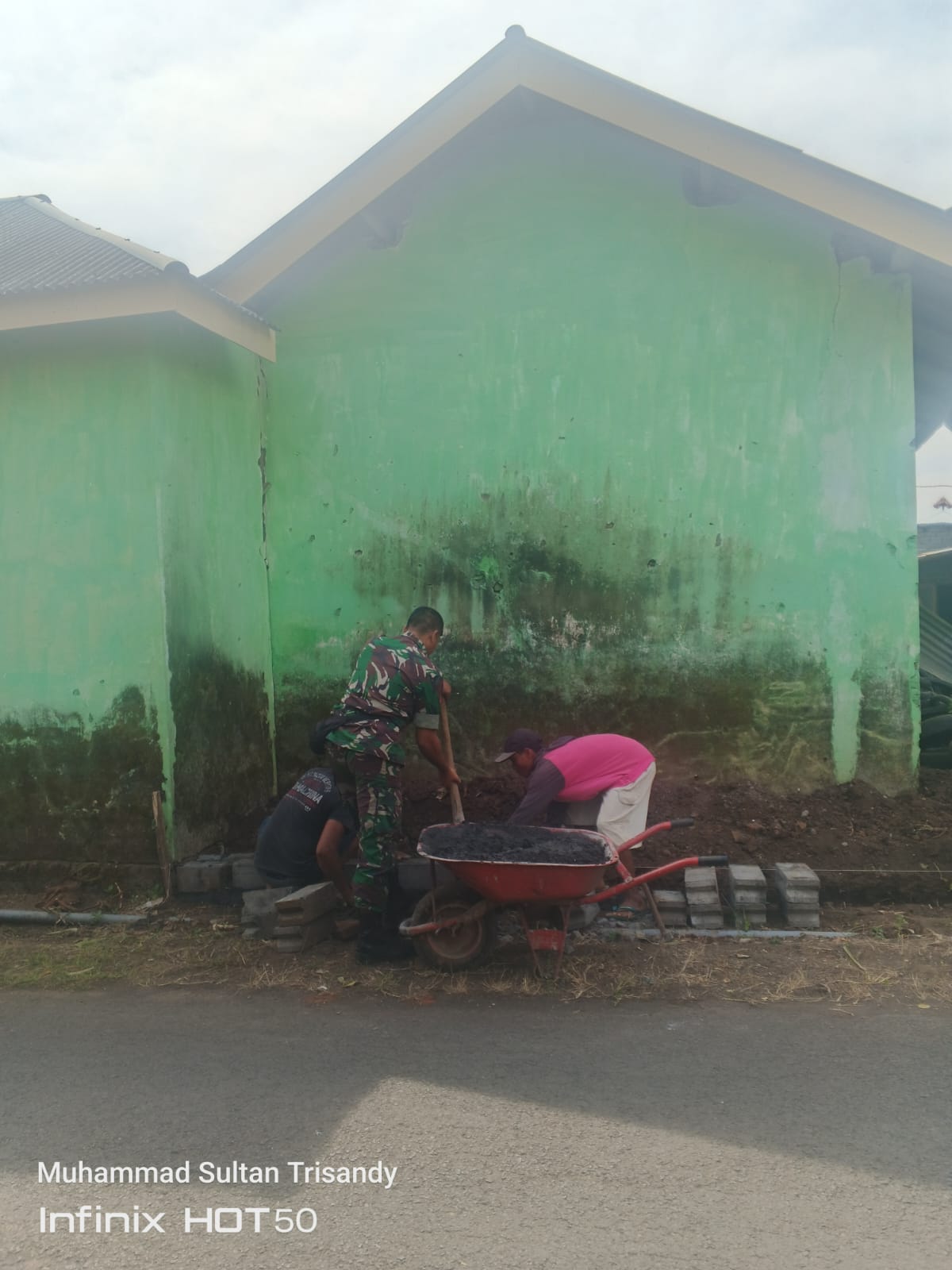 Sinergi Babinsa Dan Warga Kuripan Bangun Pagar Untuk Madrasah