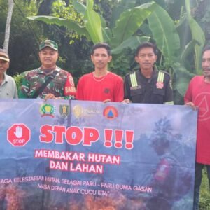 Sambangi Warga, Babinsa Banua Lawas Sampaikan Bahaya Karhutla Sambangi Warga, Babinsa Banua Lawas Sampaikan Bahaya Karhutla