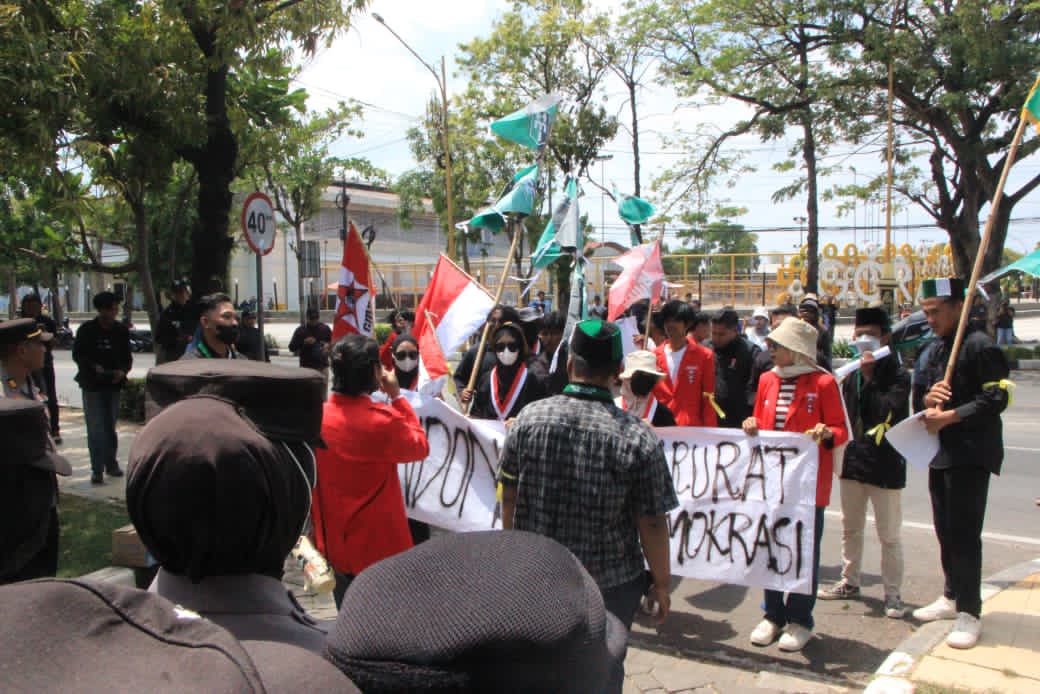 Mahasiswa Tuban Unjuk Rasa di Depan DPRD, Tuntut Kebijakan Nasional dan Daerah