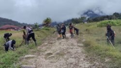 Jaga Lingkungan, Babinsa Koramil 1710-05/Jila Bersama Masyarakat Laksanakan Kerja Bakti