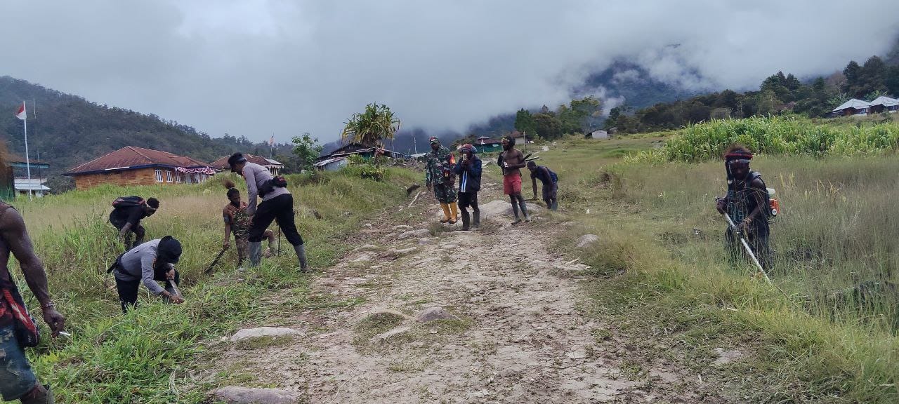 Jaga Lingkungan, Babinsa Koramil 1710-05/Jila Bersama Masyarakat Laksanakan Kerja Bakti