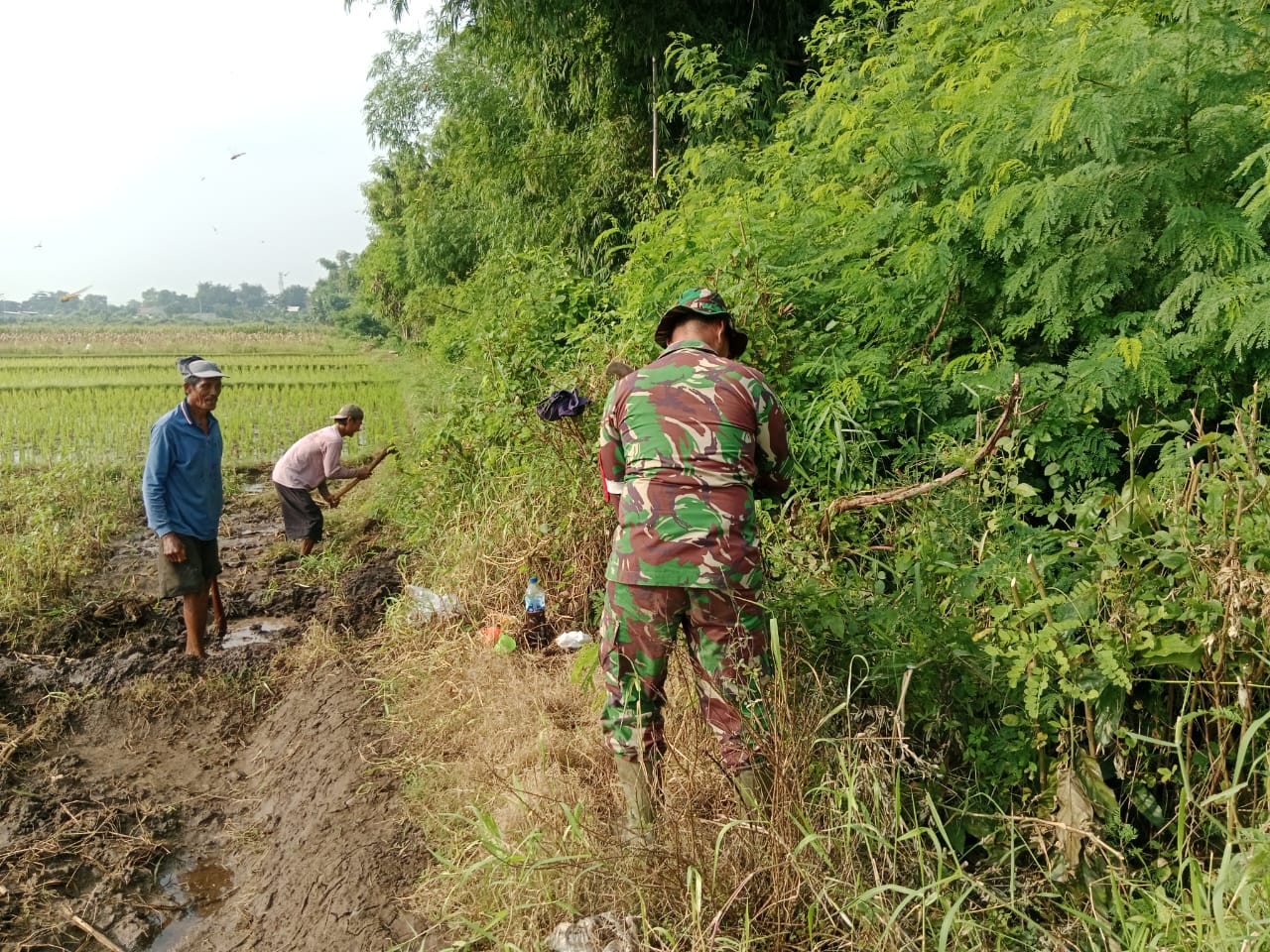Koramil Wonomerto Ajak Masyarakat Bersihkan Jalan Desa dan Irigasi
