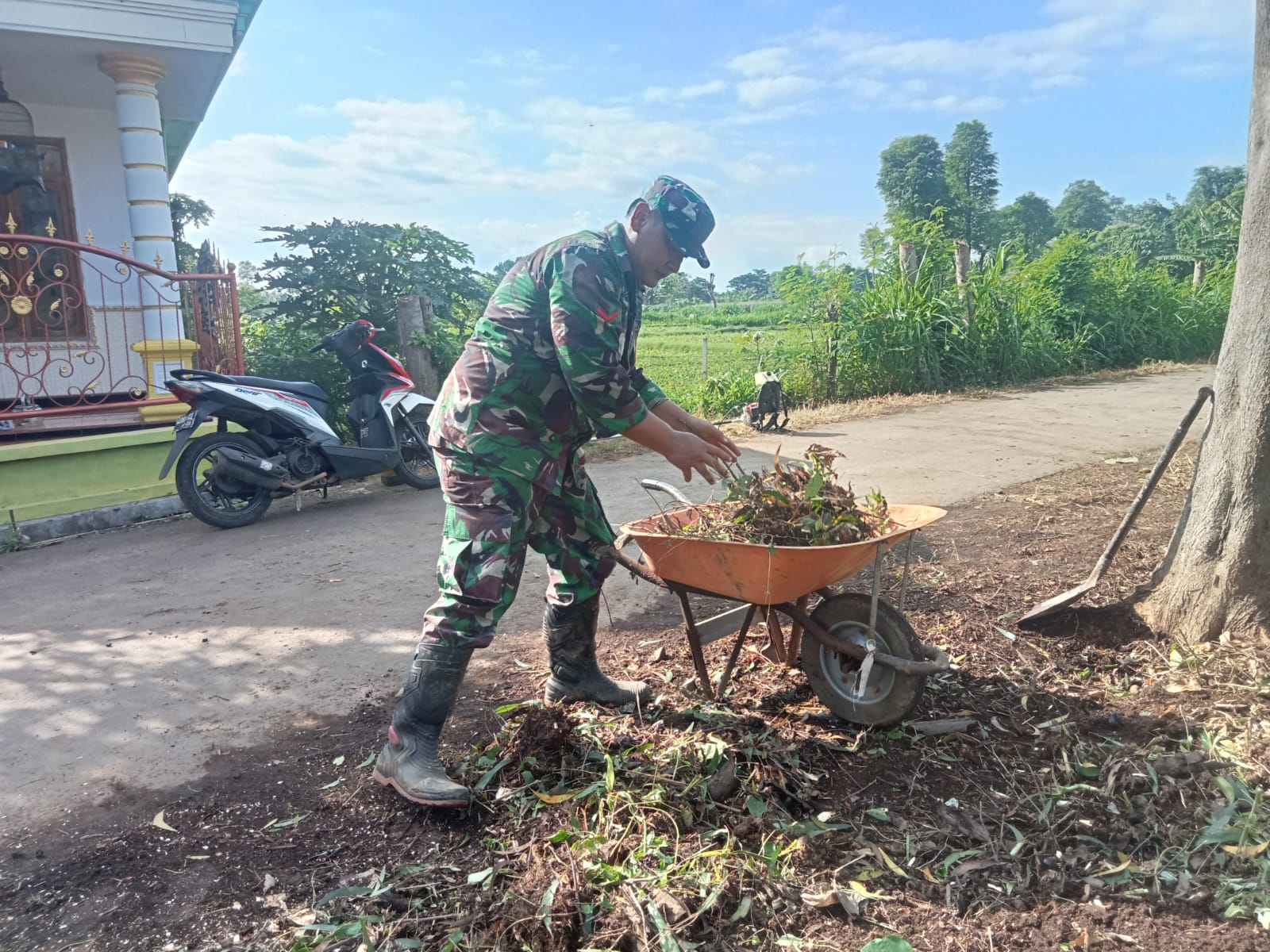 TNI dan Warga Kareng Kidul Kompak Gelar Kerja Bakti Lingkungan