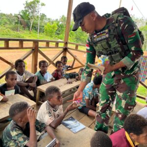 Implementasi Program Calistung oleh TNI Untuk Mendukung Pembangunan SDM di Kampung Kombut