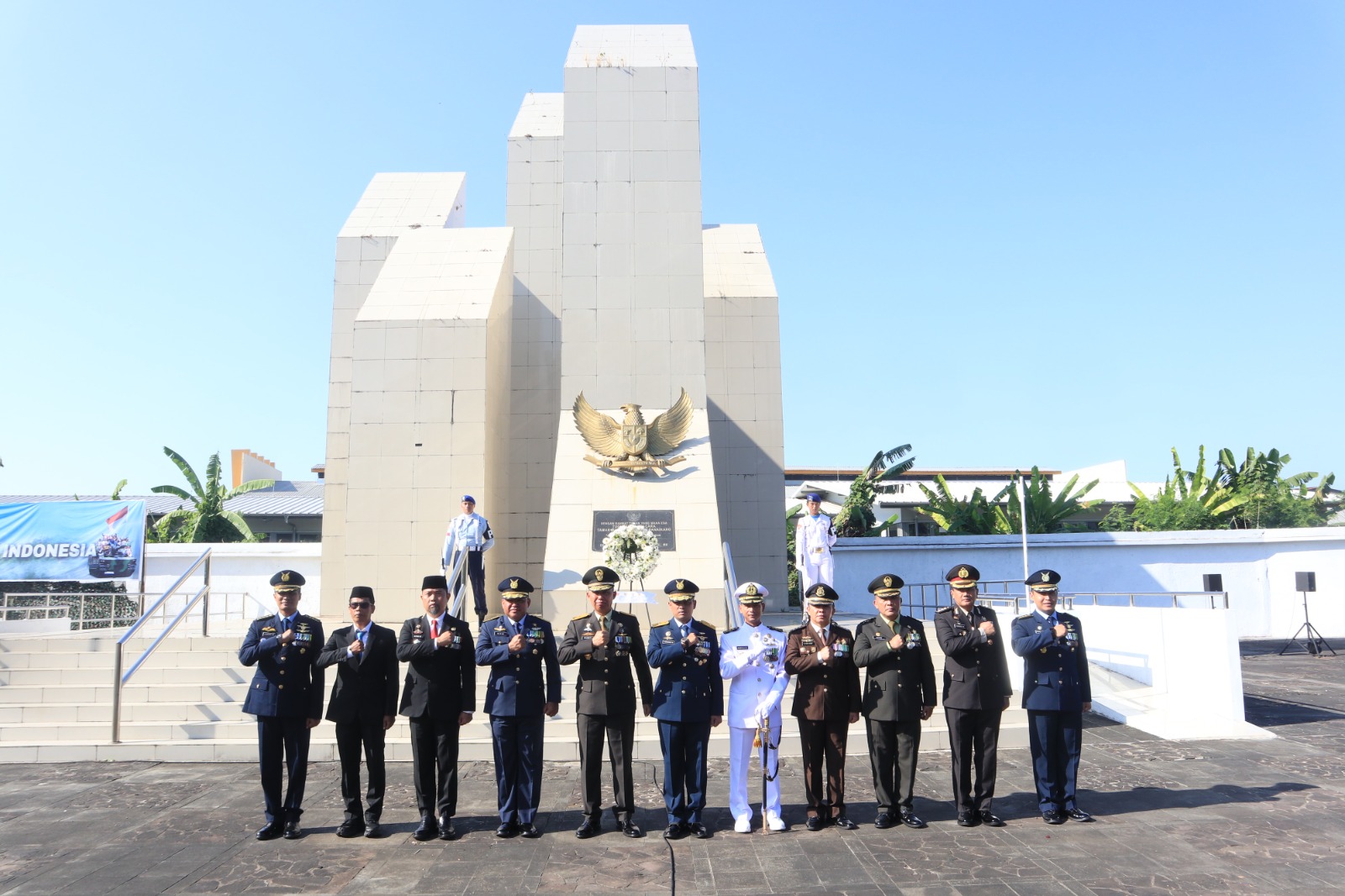 Jelang Peringatan HUT Ke-80 Tentara Nasional Indonesia, Personel Lanud Sultan Hasanuddin Ziarah Nasional Ke TMP Panaikang
