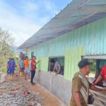 Semangat Gotong Royong, Satgas TMMD 126 Lanjutkan Pengecatan dan Pemasangan Keramik Gereja Advent Semangat Gotong Royong, Satgas TMMD 126 Lanjutkan Pengecatan dan Pemasangan Keramik Gereja Advent