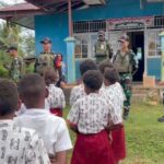 Semangat Merah Putih di Perbatasan: Prajurit Kala Hitam Bagikan Seragam untuk Anak Negeri Semangat Merah Putih di Perbatasan: Prajurit Kala Hitam Bagikan Seragam untuk Anak Negeri