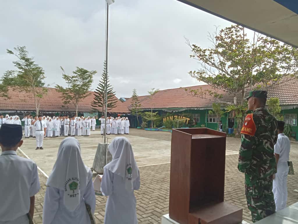 Plh. Danramil 1002-01/Batang Alai Selatan Jadi Pembina Upacara di MAN 3 HST