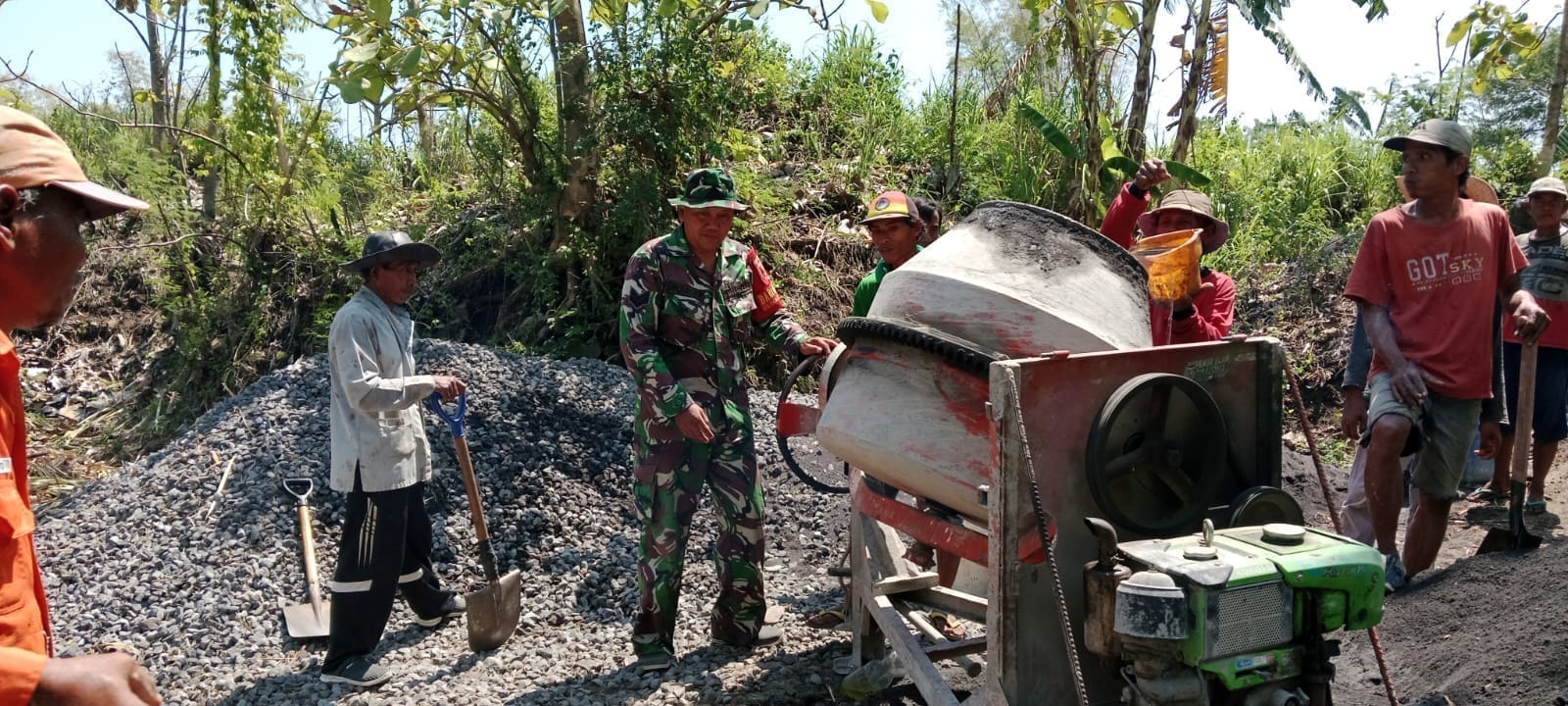 Babinsa dan Warga Tigasan Wetan Kompak Wujudkan Jalan Layak Lewat Gotong Royong