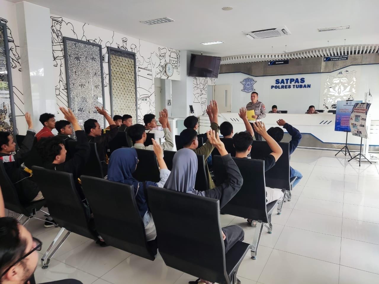 POLANTAS MENYAPA, Inisiatif Satlantas Tuban Edukasi Masyarakat Soal Prosedur SIM