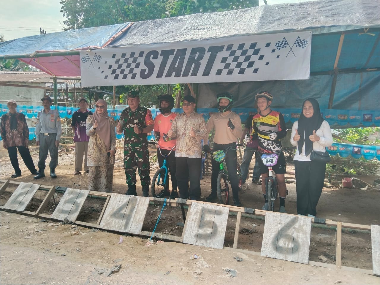 TNI Bersama Masyarakat Sukseskan Kejuaraan Mini Cross di Murung Taal