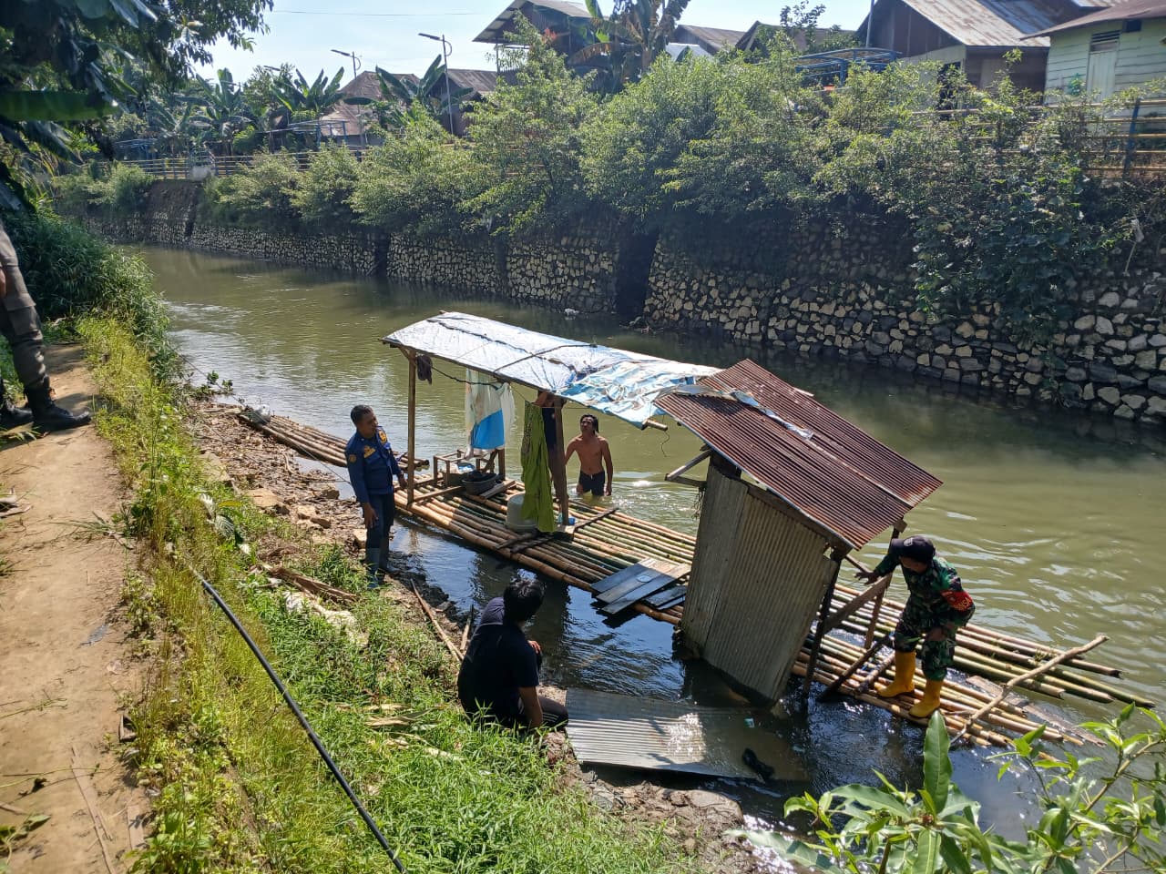Babinsa Koramil Barabai Turun Langsung Dukung Program Bebas Buang Air Besar Sembarangan